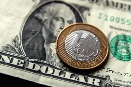 Dólar recua com alívio temporário nas tarifas dos EUA sobre eletrônicos