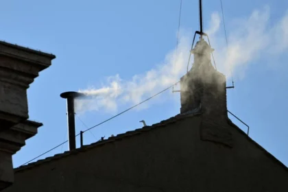 Habemus Papam: fumaça branca sai da chaminé da Capela Sistina, e Igreja Católica elege novo papa