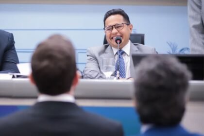 Presidente Papy homenageia coordenador da Cidade dos Meninos por trabalho de excelência com adolescentes