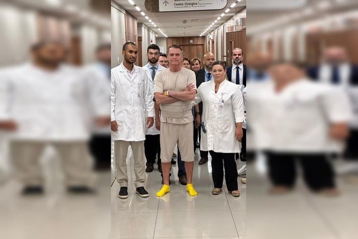 Bolsonaro posta foto com equipe médica e afirma: ‘sigo confiante’