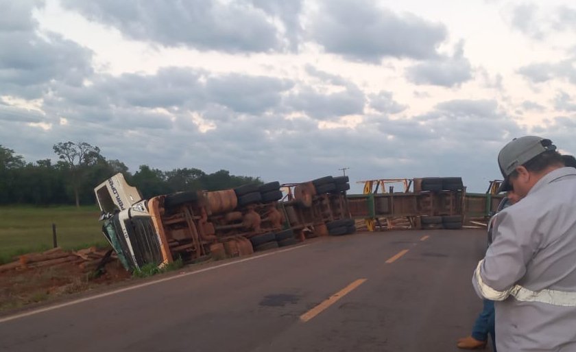 Carreta carregada de madeira tomba na MS-377 e motorista fica em estado grave