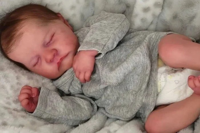 Mulher vai à Justiça por ter licença-maternidade de bebê reborn negada