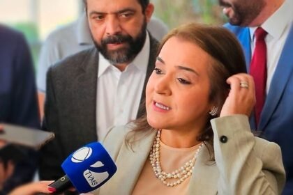 Adriane corta dinheiro de tudo, menos de supersalários, parentes e pastores