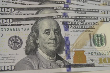 Dólar cai para R$ 5,43 e atinge menor valor desde setembro