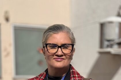 Ela nunca silenciou: a jornalista que trocou o medo pela voz e fez da política seu lugar no mundo